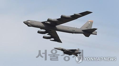 미국의 전략 무기인 B-52 장거리 폭격기가 올 1월10일 오산공군기지 상공을 비행하고 있다. /사진제공=국방부