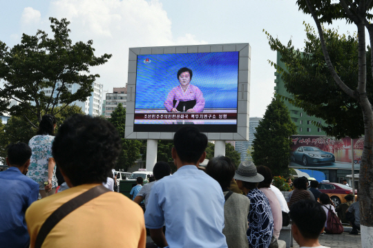 북한 주민들이 ‘국경절’(정권수립 기념일)인 9일 평양역 앞 대형 스크린을 통해 5차 핵실험 성공 소식을 지켜보고 있다. /평양=AFP연합뉴스