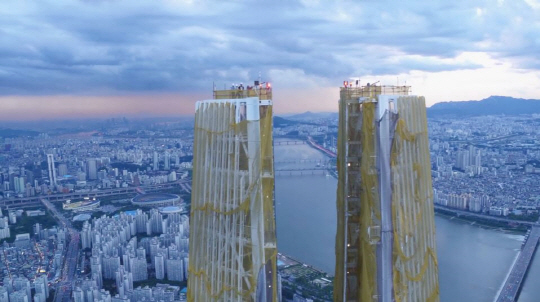 롯데물산이 제작한 동영상 ‘초고층 빌딩을 짓는 사람들’ 화면 캡처./사진제공=롯데물산