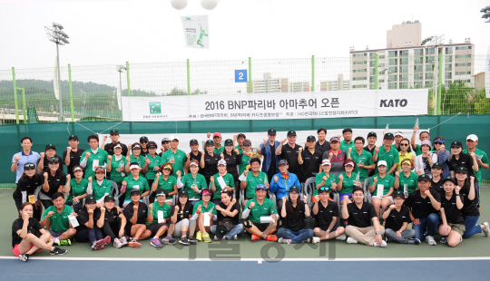 지난 3~11일 열린 ‘2016 BNP파리바 아마추어 오픈’의 수상자들과 한국BNP파리바, BNP파리바 카디프생명 임직원 자원봉사자, 한국테니스발전협의회 관계자들이 단체사진을 촬영하고 있다. /사진제공=BNP파리바