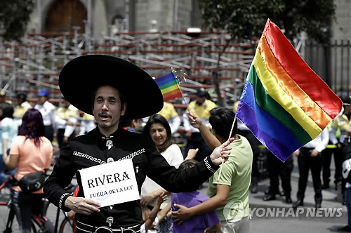 11일(현지시간) 멕시코시티의 메트로폴리탄 대성당 부근에서 동성애 찬성론자들이 합법화 지지 시위를 벌이고 있는 모습./출처=연합뉴스