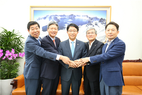 김석환(왼쪽부터) 기계설비건설협회 경기도회 회장, 이연풍 협회 광주전남도회 회장, 조정식 국회 국토교통위원장, 이상일 대한기계설비건설협회장, 성창진 대한기계설비건설협회 경영부회장./사진제공=대한기계설비건설협회.