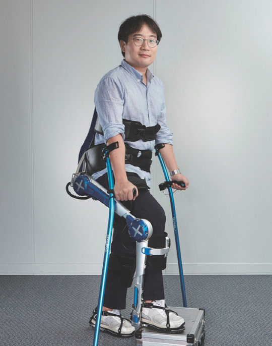 하반신 마비 환자의 보행을 돕는 웨어러블 로봇 ‘H-MEX 1.5’를 착용한 현동진 현대자동차 중앙연구소 인간편의연구팀 로봇파트장.
