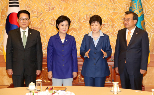 박근혜 대통령이 12일 오후 청와대에서 열린 여야 3당 대표 회동에서 대화하고 있다. 이날 회동에서는 순방 결과 비롯해서 북한의 5차 핵실험 감행으로 인한 현재의 엄중한 안보 상황과 대응 방안 등을 주로 논의했다. 왼쪽부터 국민의당 박지원 비상대책위원장, 더불어민주당 추미애 대표, 박근혜 대통령, 새누리당 이정현 대표.  /연합뉴스