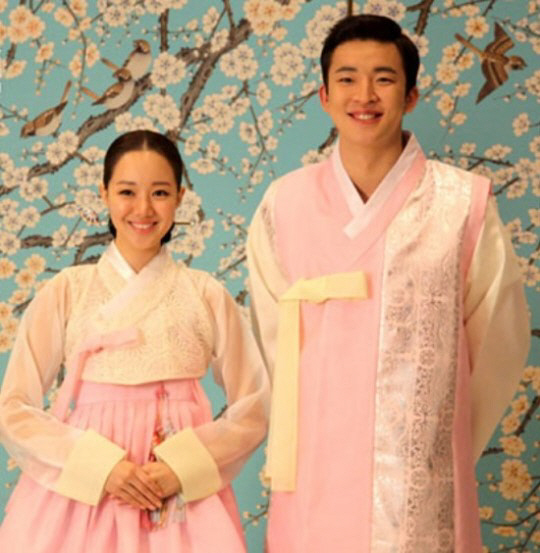 ‘오마베’ 박가원-강병현 부부, 한복 곱게 입고 추석 인사말 “풍성한 한가위 보내세요”