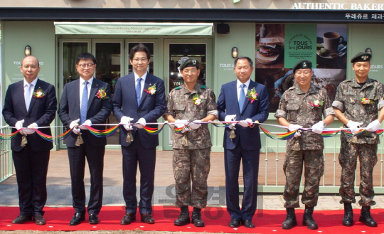 최근 충남 논산에 위치한 논산 육군훈련소에서 열린 뚜레쥬르 육군훈련소점 개소식에서 정문목(왼쪽 세번째) CJ푸드빌 대표를 비롯해 서상국(〃 네번째) 육군훈련소장 등 관계자가 테이프 커팅을 하고 있다. /사진제공=CJ푸드빌