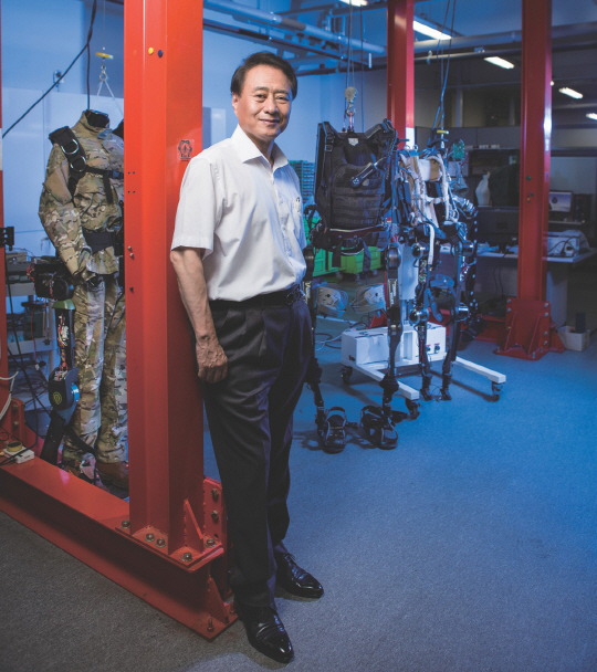 국내 웨어러블 로봇 개발의 선구자인 한창수 교수는 실험실 창업기업 ‘헥사시스템즈’를 설립했다. 그는 팔과 다리가 한데 붙어 있는 전신착용형 로봇을 개발했다.