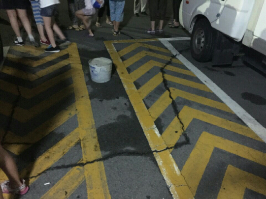 경북 경주에서 지진이 잇따라 발생한 12일 오후 부산 영도구의 한 아파트 주차장 바닥이 갈라져 있다. 이 주차장의 갈라짐 현상은 이번 지진으로 더 심해졌다. / 사진=연합뉴스
