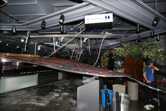 12일 저녁 경주 지역에서 발생한 규모 5.8 지진으로 경남 김해대로 한 주상복합건물 내 대형 식당 천장 일부가 폭탄을 맞은 듯 맥없이 무너져 내렸다. / 사진=연합뉴스