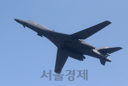 미국 전략폭격기 B-1B가 13일 오전 괌 기지를 출발해 경기도 오산 공군기지 상공을 지나고 있다./평택=사진공동취재단