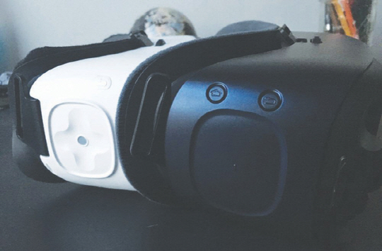 기어 VR 2016년형에는 더 큰 트랙패드와 전용 홈 버튼이 달려있다.