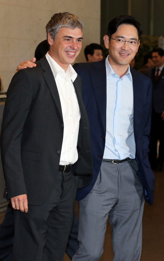 이재용(오른쪽) 삼성전자 부회장이 지난 2013년 한국을 방문한 래리 페이지 구글 공동창업자 겸 최고경영자(CEO)와 어깨동무를 한 채 삼성전자 사옥을 나오고 있다. /연합뉴스