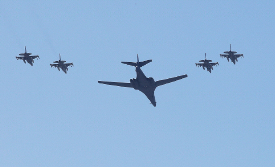미국의 전략폭격기 B-1B 2대가 괌 기지를 이륙해 한반도 상공을 향해 비행 중인 것으로 알려졌다 /연합뉴스