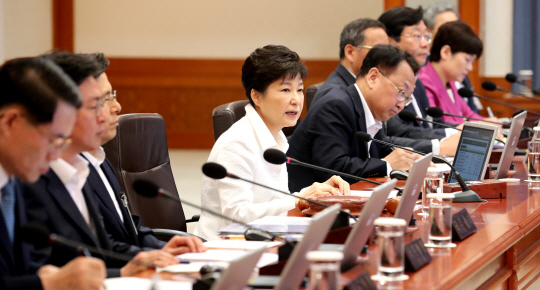 박근혜 대통령이 13일 오전 청와대에서 국무회의를 주재하면서 한진해운 사태에 대해 대주주 책임을 강조하며 비판하고 있다. /연합뉴스
