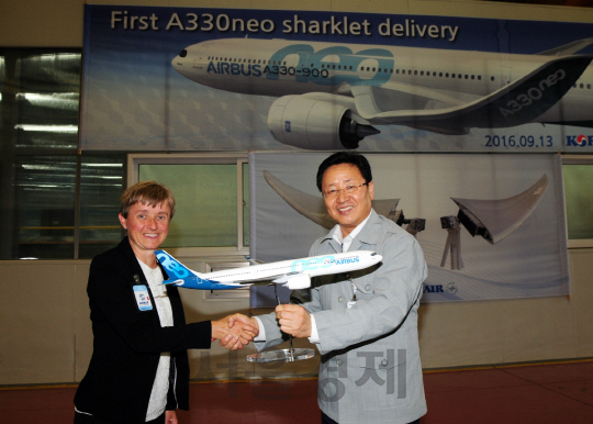 13일 대한항공 부산 테크센터에서 조정호(오른쪽) 민항기제조공장 상무와 수 파트리지(Sue Patridge) 에어버스사 A330 네오(NEO) 담당 임원이 샤크렛 1호기 납품 행사에서 기념 촬영을 하고 있다. /사진제공=대한항공
