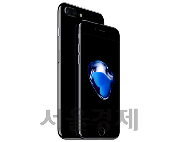 애플의 새 스마트폰인 아이폰7와 아이폰7플러스(7+)의 제품 모습 /사진제공=애플