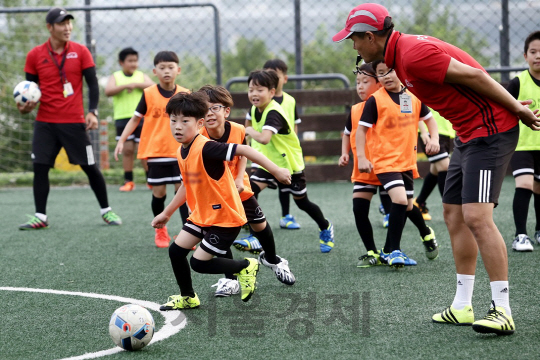 [오늘의 자동차] 벤츠 코리아, 소외 아동 위한 'FC 어린이 벤츠' 축구교실 개최