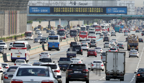 추석연휴를 하루 앞둔 13일 오후 경부고속도로 서울톨게이트 부산 방향에 차들이 늘어가고 있다./연합뉴스