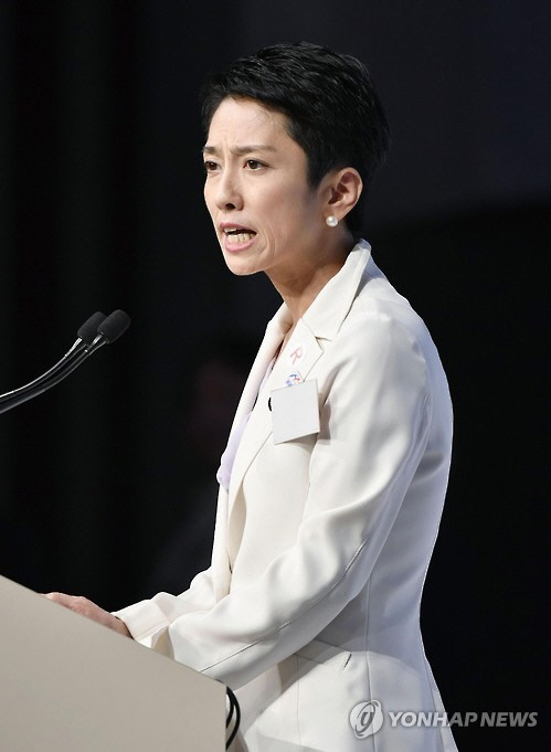 일본 야권의 대표적  인물 중 하나인 렌호 민진당 대표대행이 15일 열린 임시 당대회에서 연설을 하고 있다. /연합뉴스