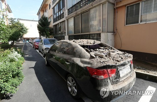 13일 오후 경북 경주시의 한 아파트에 주차된 차량 위에 전날 지진의 영향으로 기왓장이 떨어져 있다. /연합뉴스