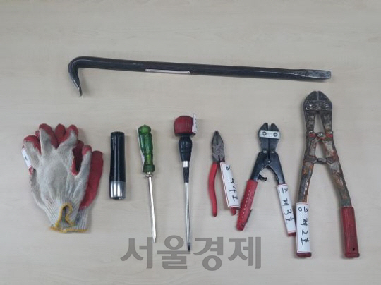 정씨가 치과 치료용 합금을 훔칠 때 사용한 범행 도구들./사진제공=강동경찰서