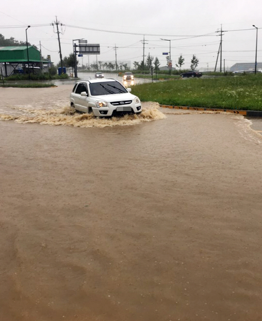 17일 오전 전남 담양군의 한 도로가 폭우로 잠겨 차량들이 물살을 헤치며 거북이 걸음으로 이동하고 있다. /담양=연합뉴스