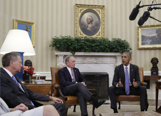 버락 오바마(왼쪽부터) 미 대통령, 마이클 블룸버그 전 뉴욕시장, 존 케이식 오하이오 주지사가 16일(현지시간) 미 백악관에서 환태평양경제동반자협정(TPP)의회 통과에 대한 의견 교환을 하고 있다. /워싱턴DC=AP연합뉴스