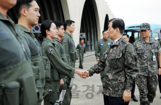 한민구 국방부 장관이 18일 충남 서산의 공군 제20전투비행단을 방문, 비상대기 상태인 조종사와 정비사들을 격려하고 있다./사진 제공=국방부