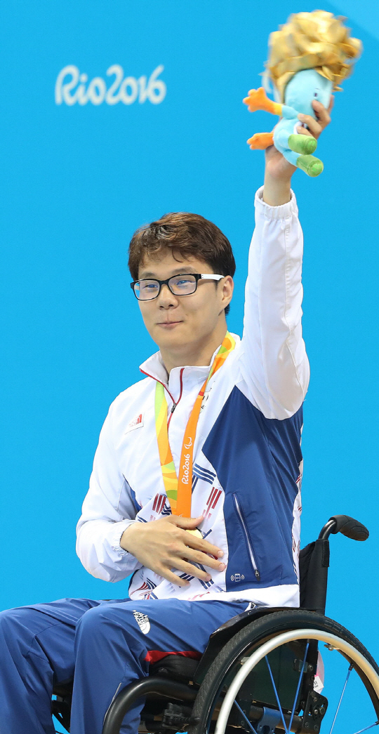 장애인 수영의 간판 조기성이 18일 리우 패럴림픽 남자 자유형 50m에서 우승한 뒤 시상식에서 손을 들어 보이고 있다.    /리우데자네이루=연합뉴스
