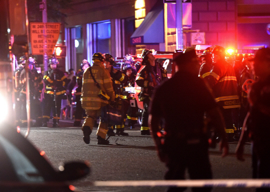 17일(현지시간) 저녁 미국 뉴욕 맨해튼 남서부의 첼시 지역에서 사제폭탄으로 추정되는 물체가 폭발해 최소 29명이 부상하는 사고가 발생한 가운데 경찰과 소방대원들이 수색 및 구조작업을 벌이고 있다. 뉴욕시는 이번 폭발에 대해 “고의적 행위”라면서도 “현시점에서 테러와 연관됐다는 증거는 없다”고 밝혔으나 시민들의 불안은 커지고 있다. /뉴욕=AFP연합뉴스