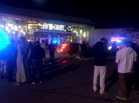 17일(현지시간) 흉기 난동 사건이 벌어진 미국 미네소타주 쇼핑몰 앞에 사람들이 모여 있다. /미니애폴리스=AFP연합뉴스
