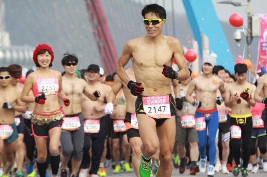 올해 1월 1일 열린 제1회 대전 알몸 마라톤‘대회에서 전국에서 방문한 참가자들이 힘차게 출발하고 있다. 사진제공=맥키스컴퍼니