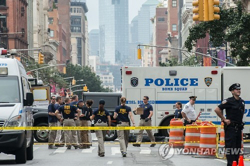 뉴욕과 뉴저지 주에서 발생한 폭발 사건 조사에 착수한 미국 연방수사국(FBI)와 미국 경찰이 모습/AFP=연합뉴스