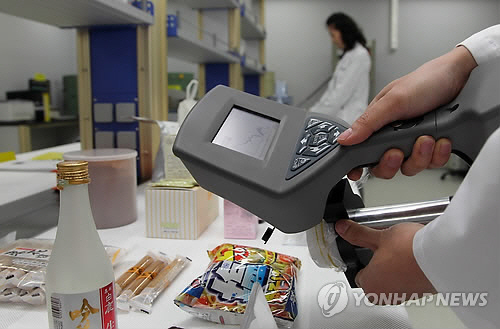 휴대용 방사능측정기 이용 일본 수입식품 검사/연합뉴스