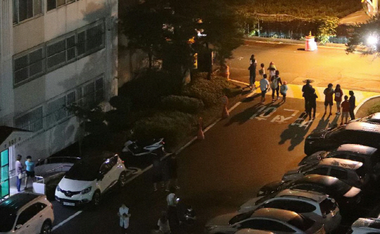 지난 12일 저녁 경북 경주에서 발생한 두 차례 강진으로 놀란 포항지역 아파트 주민들이 밖으로 나와 불안에 떨고 있다. / 사진=연합뉴스