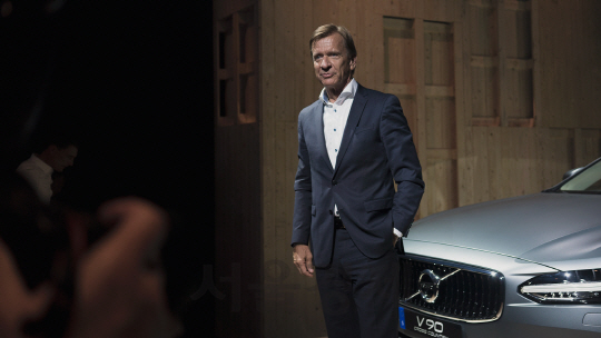 하칸 사무엘손 볼보자동차 회장이 스웨덴 말뫼에서 열린 V90 크로스컨트리 글로벌 미디어 프리뷰 행사에서 차량과 함께 포즈를 취하고 있다. /사진제공=볼보코리아