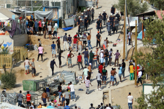 그리스 레보레스섬 캠프 화재…난민 3천~4천명 탈출