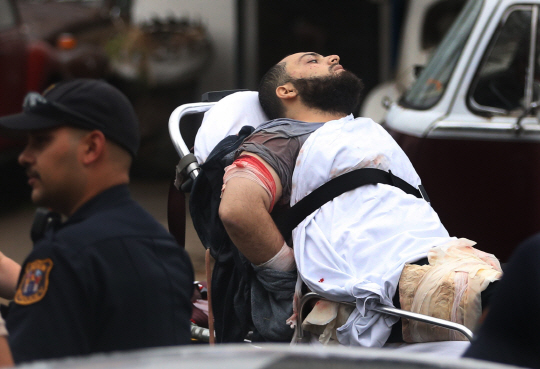 19일(현지시간) 미국 뉴저지주 북동부의 린든에서 체포된 뉴욕 맨해튼 첼시 폭발사건 용의자 아흐마드 칸 라하미의 모습. 라하미는 이날 오전 경찰과 총격전을 벌인 끝에 다리에 총상을 입고 체포됐다./린든=AP연합뉴스