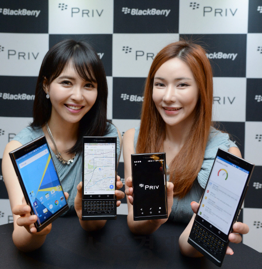 블랙베리가 20일 서울 중구 웨스틴조선 호텔에서 개최한 새 스마트폰‘프리브 바이 블랙베리’ 출시 간담회에서 모델들이 해당 제품을 소개하고 있다. /이호재기자