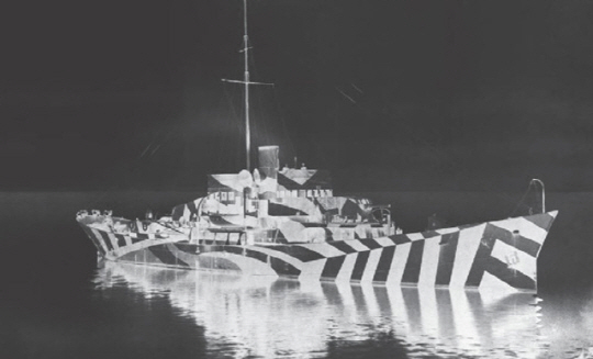 위장무늬를 칠한 HMS 킬브라이드 호: 제1차 세계대전에서는 적 잠수함이 어뢰 조준을 정확히 하지 못하게 하기 위해 이렇게 괴상한 위장 무늬를 배에 칠했다.