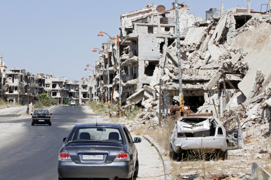시리아 정부군과 반군간의 1주일 임시휴전이 종료되자마자 시리아 홈스에 19일(현지시간) 폭격이 재개돼 건물이 무너진 모습. /홈스=AP연합뉴스