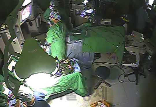 사망한 환자 수술 당시의 CCTV 영상. /서울경찰청 제공