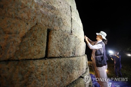 19일 오후 규모 4.5의 여진이 발생하자 문화재돌봄지원센터 관계자들이 경주 첨성대에서 여진에 따른 피해 유무를 점검하고 있다. / 사진=연합뉴스