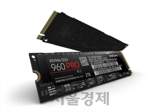 삼성전자 21일 삼성 SSD 글로벌 서밋 2016에서 공개한 NVMe SSD 960 프로 모습. 빠른 처리 속도로 고화질 영화 1편을 1초대에 전송할 수 있다./사진제공=삼성전자