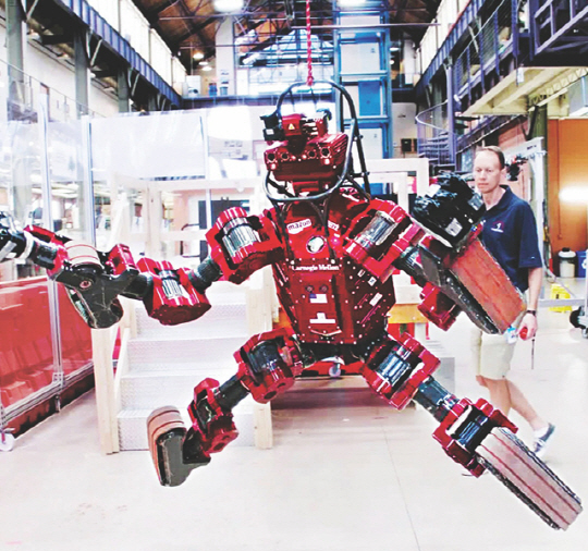 기계들의 발현 - 헤어조크의 새 영화 속에서 <침프>라는 로봇이 사지를 쭉 뻗고 있다.