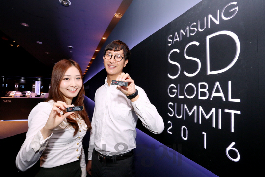 21일 서울 호텔신라에서 열린 ‘삼성 SSD 글로벌 서밋 2016’에서 삼성전자 직원들이 SSD 신제품 ‘960 PRO’와 ‘960 EVO’를 소개하고 있다. / 사진제공=삼성전자