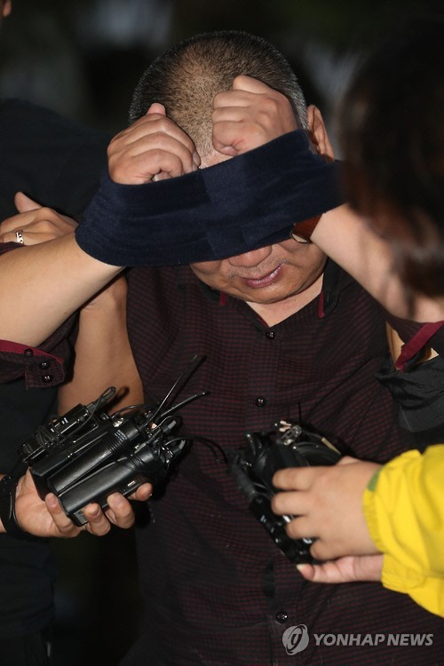제주 성당에서 기도하던 여성을 흉기로 살해한 중국인 용의자의 얼굴이 22일 오후 현장 검증에서 공개된다. /연합뉴스
