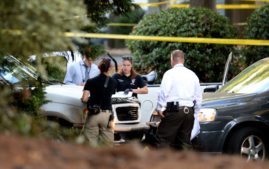 미국 경찰들이 20일(현지시간) 흑인 총격피살 사건이 발생한 노스캐롤라이나주 샬럿에서 수사를 벌이고 있다. /샬럿=AP연합뉴스