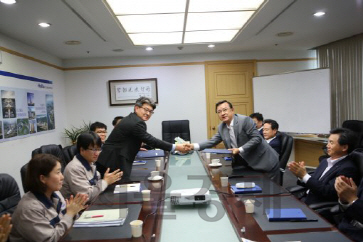한라의 석진혁 노동조합위원장과 박철홍 사장(대표이사)이 12일 본사에서 임금협약을 체결하고 악수하고 있는 모습. 사진제공=한라