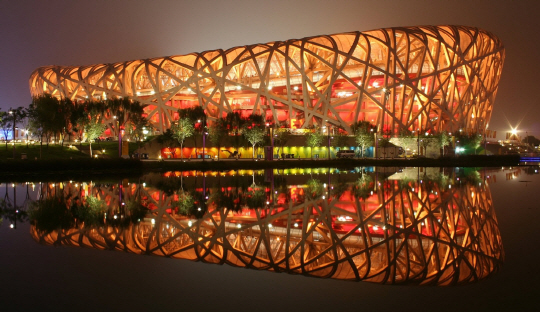 헤르조그 앤 드 뫼롱이 현대미술가 아이웨이웨이와 함께 디자인하고 설계한 2008베이징올림픽 주 경기장